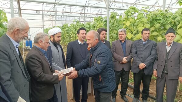 بازدید از گلخانه نمونه خسروشاه در هفته بسیج