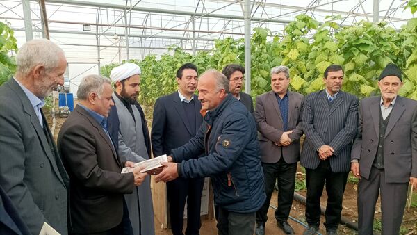 بازدید از گلخانه نمونه خسروشاه در هفته بسیج