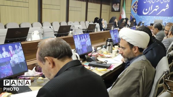 برگزاری نشست معاونان پرورشى مناطق تهران با مدیرکل آموزش و پرورش شهر تهران