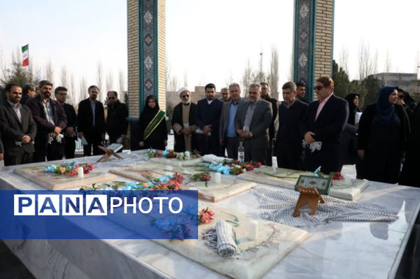 آیین گلباران مزار شهدا و غرس نهال به یاد شهدا در دانشگاه آزاد واحد کرج