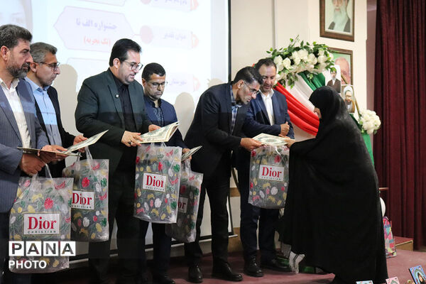 تقدیر از منتخبین حوزه ابتدایی توسط مدیر کل آموزش پرورش 
