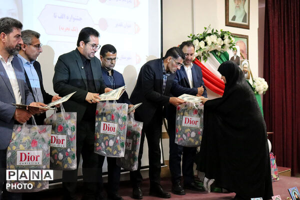 تقدیر از منتخبین حوزه ابتدایی توسط مدیر کل آموزش پرورش 