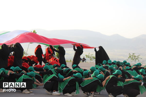 اجرای پیرامید با محوریت جنگ رمضان و شهدای مدرسه شجره طیبه میناب در آبشار مصنوعی سملقان