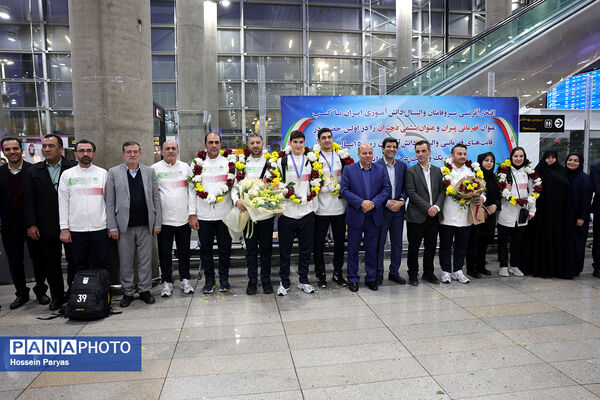 بازگشت طلایی‌پوشان بلندقامت دانش‌آموز ایران با کاپ قهرمانی