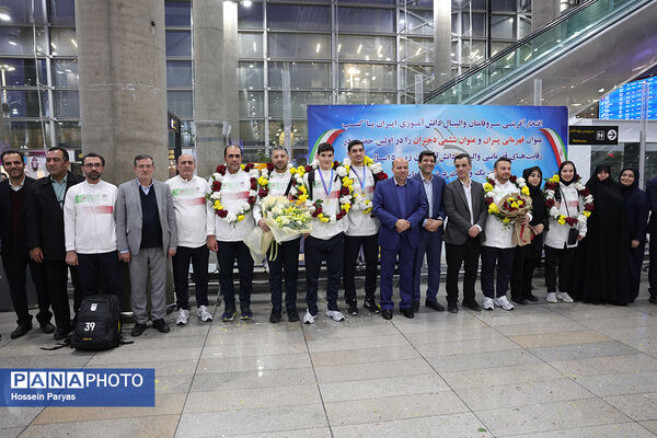 بازگشت طلایی‌پوشان بلندقامت دانش‌آموز ایران با کاپ قهرمانی