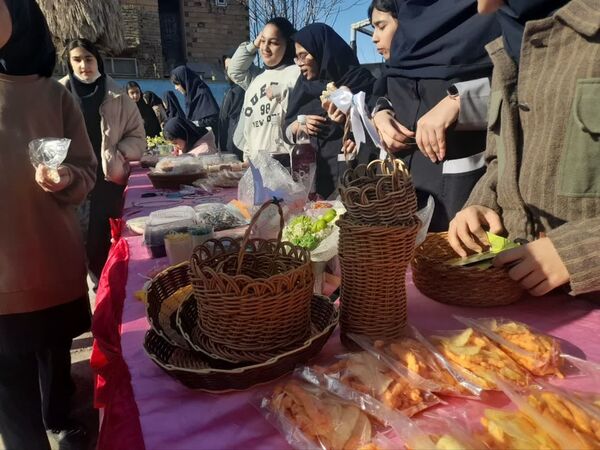 بازارچه دست‌سازهای دانش‌آموزی گلستان