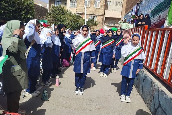 از درس تا دفاع مقدس،دانش آموزان پای کار یاد شهدا با طنین صدای زنگ مقاومت و ایثار 