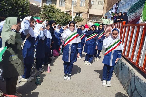 از درس تا دفاع مقدس،دانش آموزان پای کار یاد شهدا با طنین صدای زنگ مقاومت و ایثار 