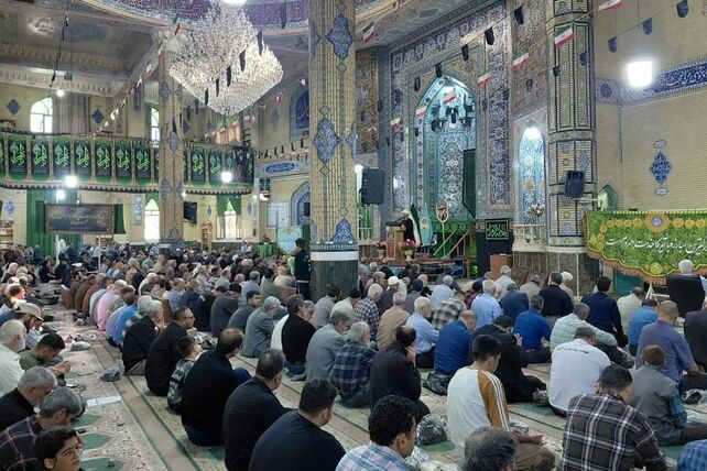 حضور دانش‌آموزان مدرسه صدرا و رئیس اداره ورزش و جوانان در نماز جمعه ورامین