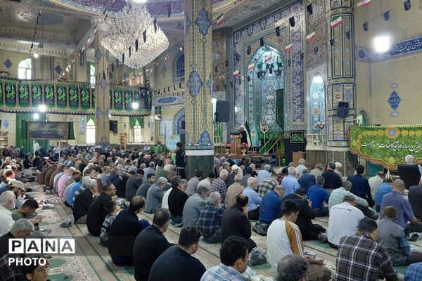 حضور دانش‌آموزان مدرسه صدرا و رئیس اداره ورزش و جوانان در نماز جمعه ورامین