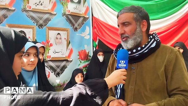 دیدار حاج حسین یکتا با دختران مبارز در قلب خرم‌آباد