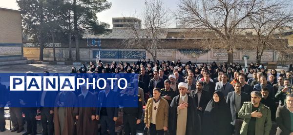 گرامیداشت سالگرد انقلاب با نواختن زنگ در دبیرستان دخترانه شاهد