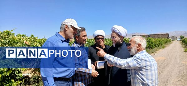 بازدید امام جمعه و رییس اداره کمیته امداد شهرستان خلیل‌آباد از کشاورزان 