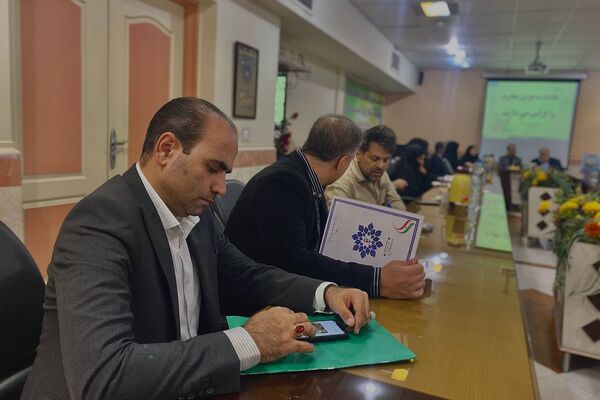 جلسه ستاد شاهد ورامین با محوریت ارتقای کیفیت آموزشی و تجلیل از فرزندان شهدا