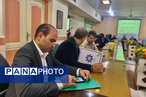 جلسه ستاد شاهد ورامین با محوریت ارتقای کیفیت آموزشی و تجلیل از فرزندان شهدا