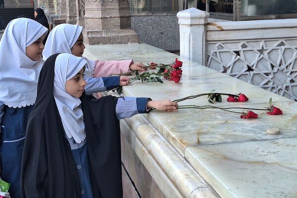 حضور دختران دبستان حکمت نبوی ناحیه دو شهرری در مراسم جشن عبادت
