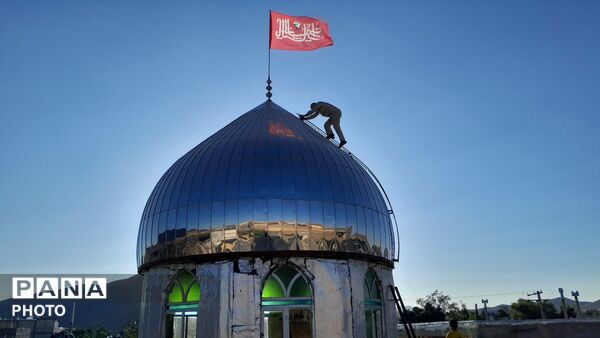 مراسم اهتزاز پرچم سرخ خونخواهی رهبر شهید بر گنبد مسجد الزهرا (س) شهربن