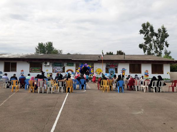 ورود شکوفه‌ها به مدارس در عباس آباد 