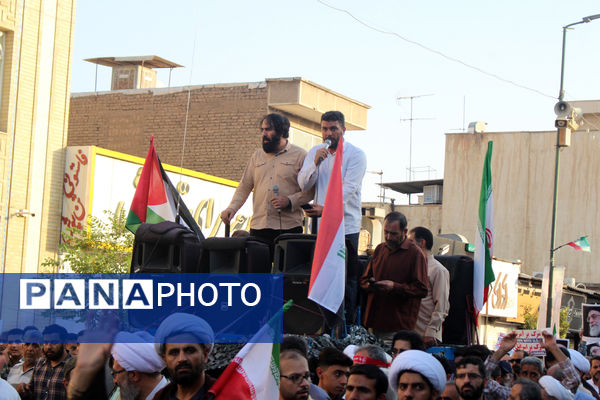 جلوه‌های حماسی از حضور نوجوانان قمی در مراسم تشییع شهدا 