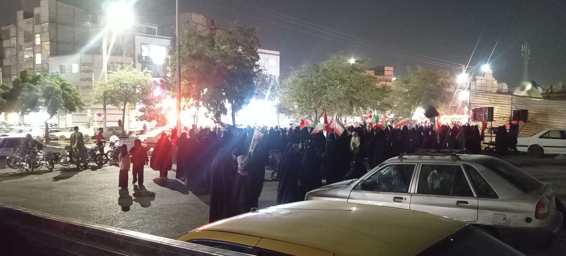 دویست شب ایستادگی پای پرچم در مشهد