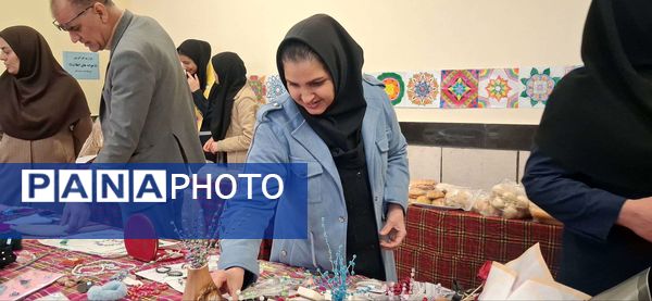 بازدید مدیر و پرسنل دبیرستان مادر مهربان خلیل آباد از بازارچه کار آفرینی