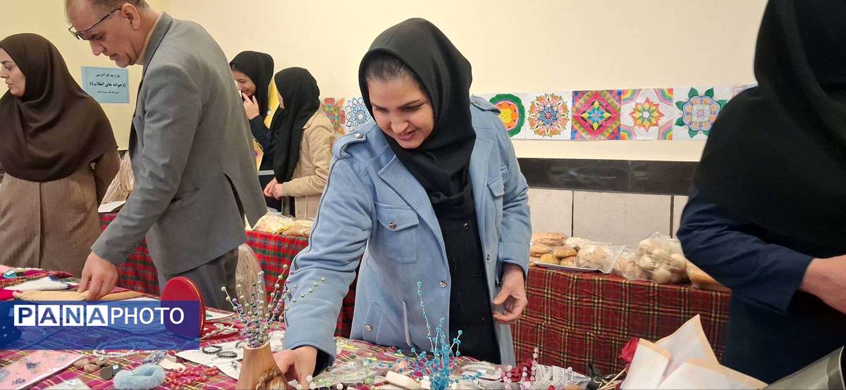 بازدید مدیر و پرسنل دبیرستان مادر مهربان خلیل آباد از بازارچه کار آفرینی