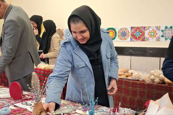 بازدید مدیر و پرسنل دبیرستان مادر مهربان خلیل آباد از بازارچه کار آفرینی