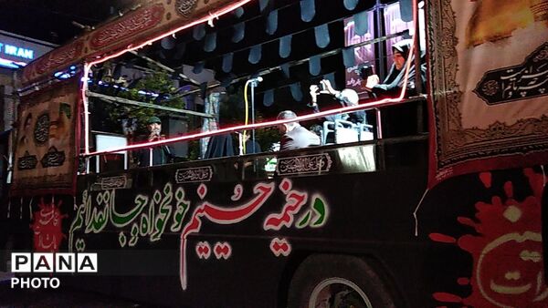 آیین عزاداری و نماز استغاثه به یاد رهبر امت اسلام در حسینیه امام خمینی 