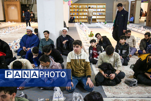 دورهمی قرآنی حافظان و قاریان نوجوان در حرم حضرت معصومه(س)