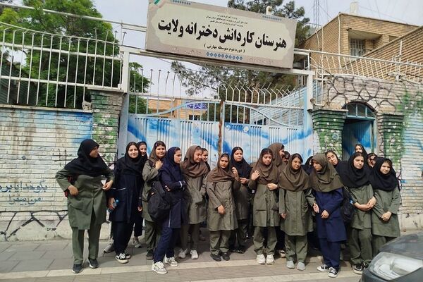 بازدید دانش آموزان پایه نهم آموزشگاه شهید خشکباری از هنرستان کار و دانش ولایت 