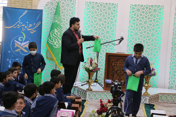 محفل دانش‌آموزی انس با قرآن در آستان مقدس چهل اختران قم