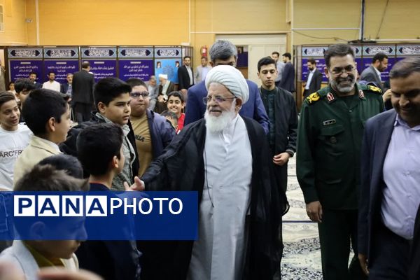 ضیافت افطاری جمعی از دانش‌آموزان با امام جمعه یزد 