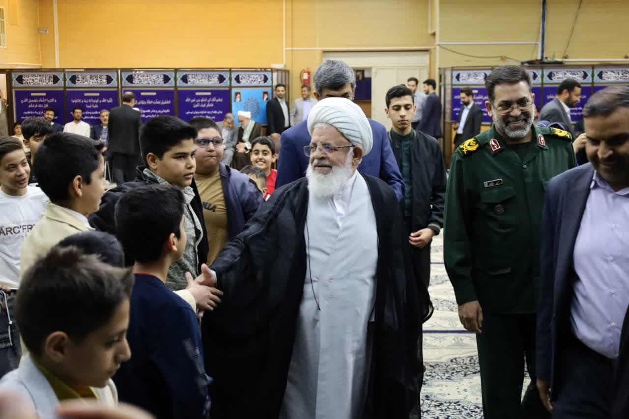 ضیافت افطاری جمعی از دانش‌آموزان با امام جمعه یزد 