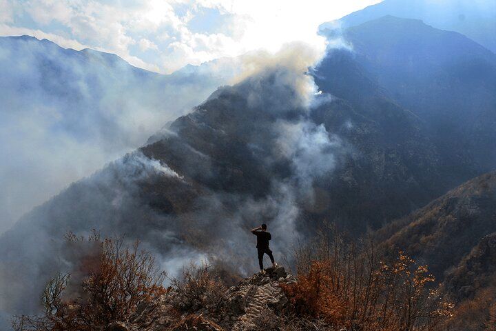 عملیات اطفای حریق الیت با ۸ بالگرد و هواپیماهای ایلوشن در حال انجام است