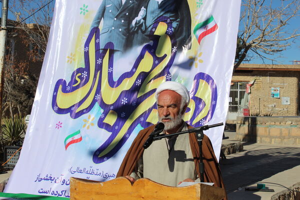تمثال مبارک امام خمینی(ره) در شهر درق گلباران شد 