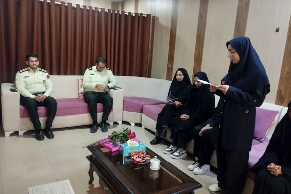 تقدیر دانش‌آموزان از تلاش‌های پلیس در هفته نیروی انتظامی