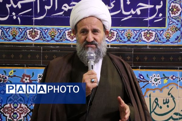 اقامه نماز در مدرسه شهیدان ایرلو قرچک