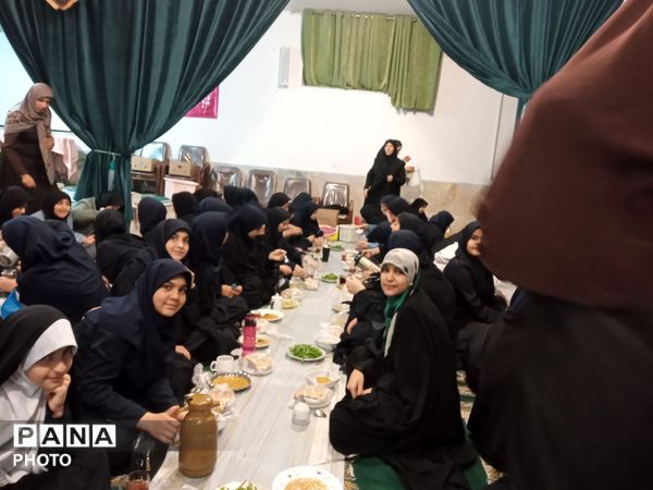 خاطره‌سازی دانش‌آموزان در مراسم افطاری مدرسه زکیه