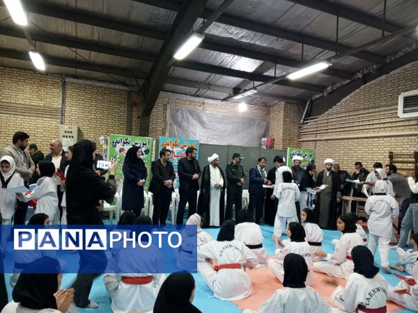 اهدای کمربند به تکواندو کاران فاروجی