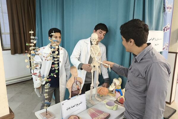 نمایشگاه آزمایشگاهی در دبیرستان استعدادهای درخشان شهید بهشتی رودهن 