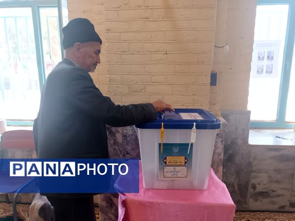 حضور مسئولان، مردم و رای اولی‌های چناران پای صندوق‌های رای در میدان انتخابات 