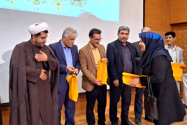 تقدیر از چهره های روشن در محفل ایمان 