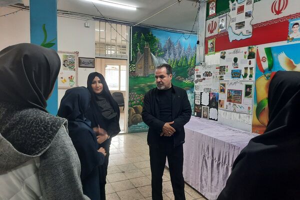 بازدید مدیر آموزش و پرورش ناحیه دو شهرری از دبستان شهید چمران 