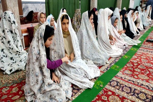 اقامه نماز جماعت باحضور معتکفین در مسجد جامع شهر بار نیشابور 