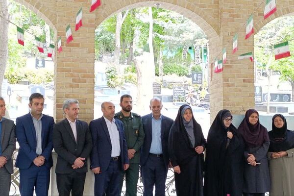غبارروبی مزار شهدای رودهن توسط فرهنگیان و دانش‌آموزان دبیرستان ابن‌سینا 