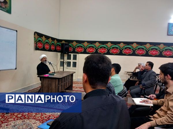 کلاس تفسیر قرآن در ارامگاه شهید مدرس 