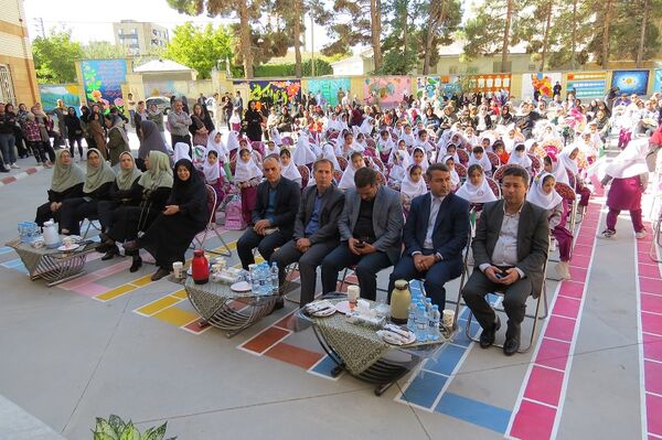 برگزاری جشن شکوفه‌های کلاس اولی‌ها در مدرسه دخترانه امام خمینی(ره) 