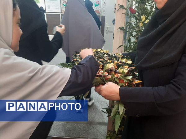 بزرگداشت هفته‌ دفاع مقدس در دبیرستان شاهد شهید حمامی