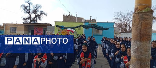  اجرای سرود همگانی (ایرانمون) توسط دانش آموزان مدرسه ناهید نخودی 