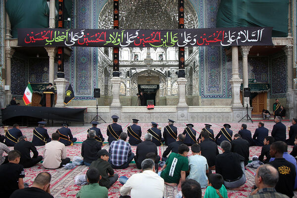 آیین اهتزاز پرچم عزای سیدالشهدا(ع) بر فراز گنبد حرم حضرت معصومه(س)